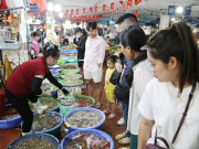 Chợ ở Hạ Long đông nghẹt từ sáng sớm, du khách chen kín mua hải sản về làm quà