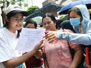 Tin tức - Con học thêm 2 lớp Toán, phụ huynh vẫn đứng ngồi không yên ngoài điểm thi