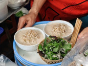 Lifestyle - Món "nửa nộm, nửa bánh đúc" giá 25.000 đồng, khách ưa thích trong ngày hè Hà Nội