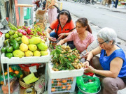 Người dân Hà Nội tất bật mua sắm trong ngày Tết Đoan Ngọ