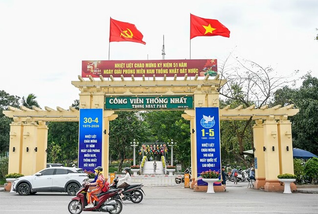 Khu vực trước cổng Công viên Thống Nhất được trang trí pano cỡ lớn chào mừng ngày lễ 30/4 - 1/5.