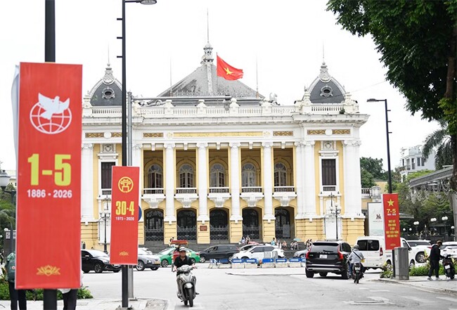Nhà Hát Lớn Hà Nội rực rỡ sắc đỏ với nhiều áp phích cổ động.