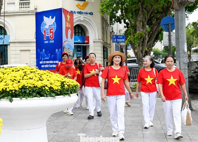 img src/upload/2-2026/images/thuyhb/pho-phuong-ha-noi-ruc-sac-do-khong-khi-le-304-lan-toa-khap-thu-do-untitled-13-1777471851-150-width650height458.jpg /