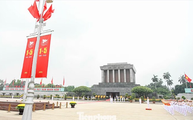Tại khu vực Lăng Bác, sắc đỏ của cờ hoa, băng rôn và khẩu hiệu nổi bật trong những ngày cuối tháng 4, tạo không khí trang trọng hướng về Ngày Giải phóng miền Nam, thống nhất đất nước 30/4.