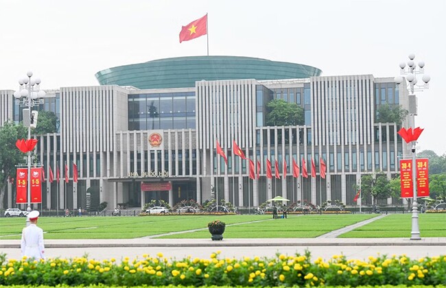 Tòa nhà Quốc hội được trang hoàng với hệ thống cờ và pano đồng bộ.