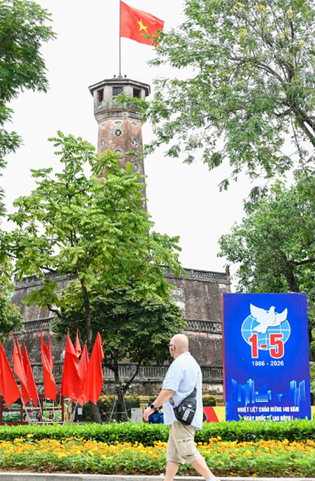 Cột cờ Hà Nội rực sắc đỏ cờ Tổ quốc, thu hút đông đảo người dân và du khách quốc tế.