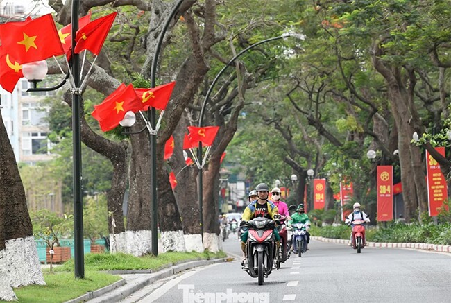 img src/upload/2-2026/images/thuyhb/pho-phuong-ha-noi-ruc-sac-do-khong-khi-le-304-lan-toa-khap-thu-do-untitled-6-1777471851-832-width650height436.jpg /