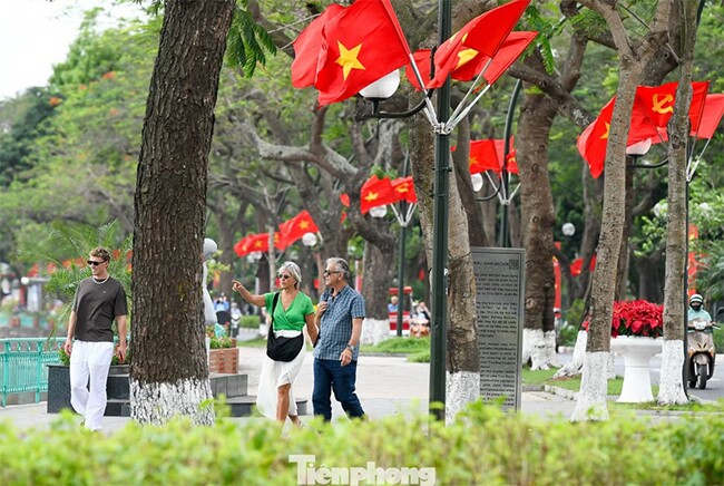 Phố phường Hà Nội rực sắc đỏ, không khí lễ 30/4 lan tỏa khắp Thủ đô - 5