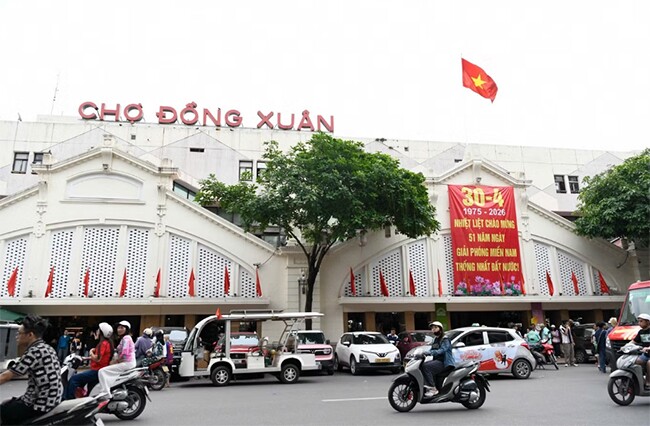 Chợ Đồng Xuân tấp nập khách tham quan, mua sắm dịp nghỉ lễ.