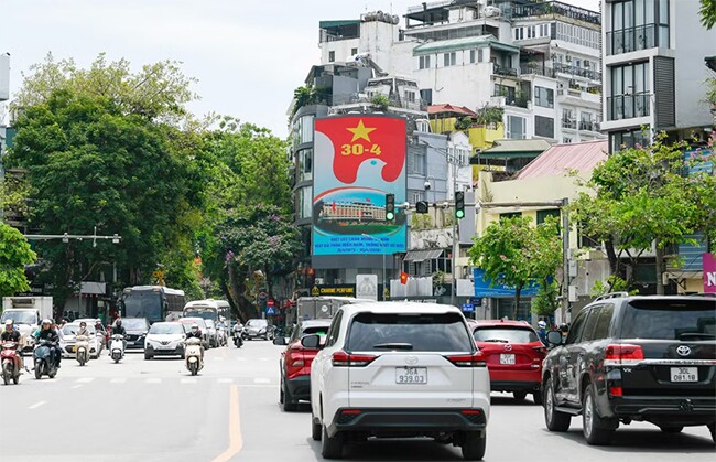 Pano, áp phích khổ lớn tại nút giao Cửa Nam góp phần tạo nên không khí lễ kỷ niệm sôi động cho Thủ đô.