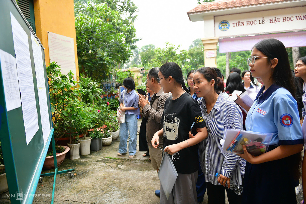 Thí sinh, phụ huynh xem thông tin trong kỳ thi vào lớp 10 TP HCM, ngày 31/5. Ảnh: Thanh Tùng