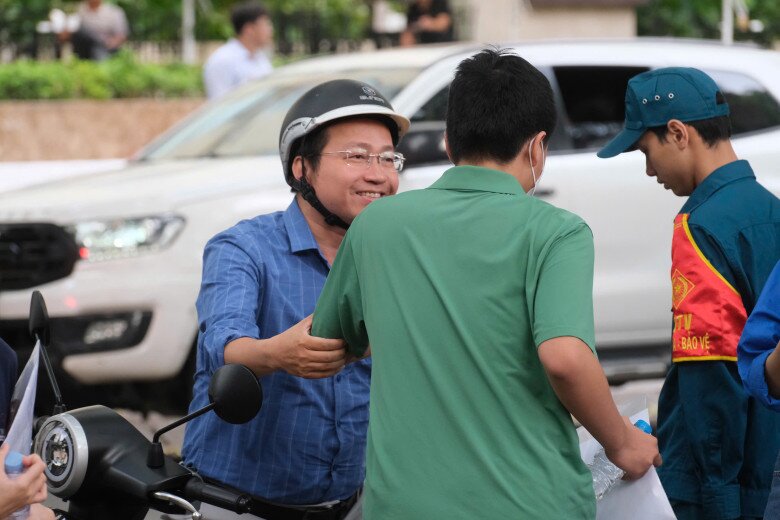 Hơn 124.000 sĩ tử Hà Nội bước vào amp;#34;cuộc đuaamp;#34; giành suất vào lớp 10: Những khoảnh khắc ấn tượng trước giờ G - 3