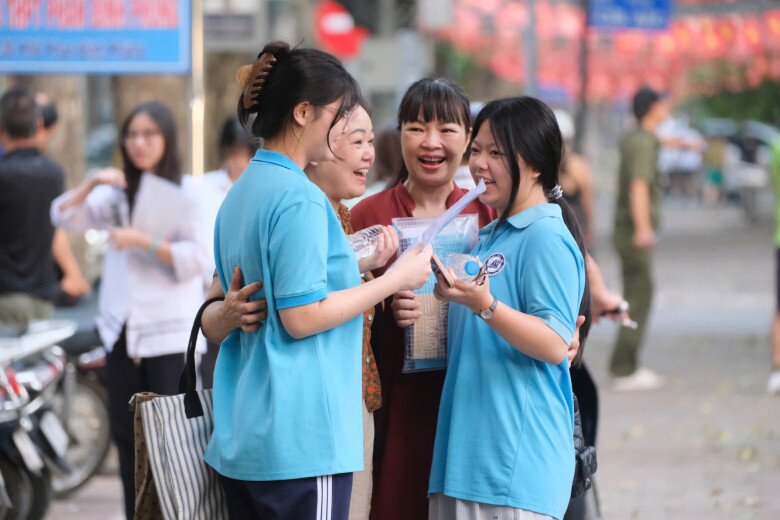 Có mặt từ rất sớm tại điểm thi, các phụ huynh dành cho con những nụ cười tươi và những lời động viên trước khi vào môn thi đầu tiên