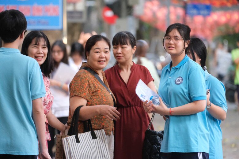 Dõi theo từng bước chân của con khi bước vào một trong những kỳ thi quan trọng nhất của tuổi học trò.