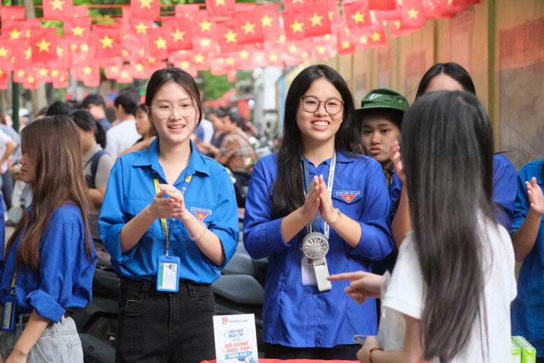 Hơn 124.000 sĩ tử Hà Nội bước vào amp;#34;cuộc đuaamp;#34; giành suất vào lớp 10: Những khoảnh khắc ấn tượng trước giờ G - 11