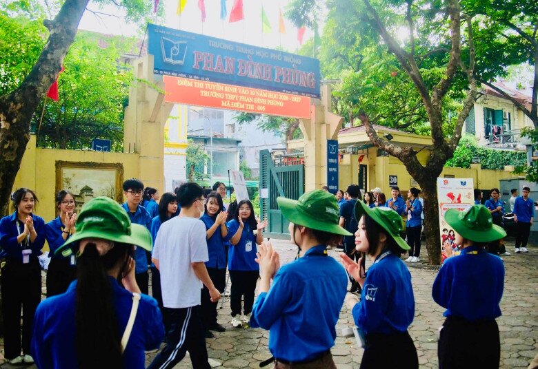 Trước cổng trường, đội tình nguyện có mặt từ sớm để hỗ trợ sĩ tử và phụ huynh trong buổi thi đầu tiên