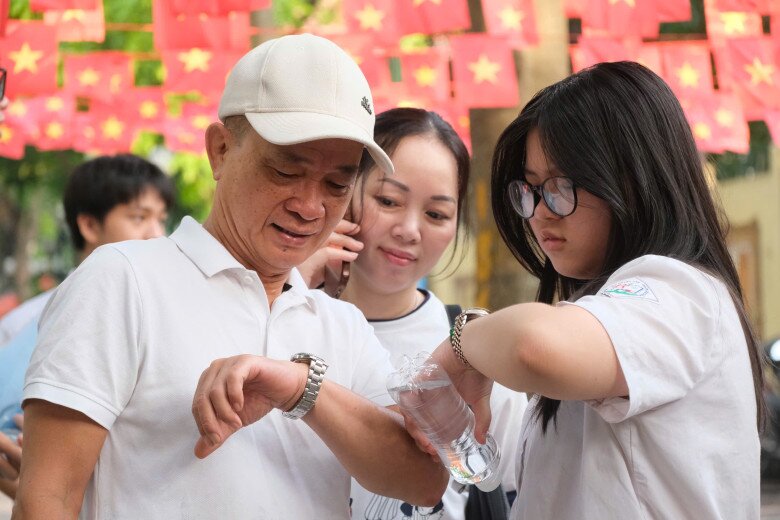 Còn gần 1 tiếng nữa kỳ thi mới bắt đầu nhưng không khí ngay lúc này tại điểm thi Trường THPT Phan Đình Phùng (Hà Nội) đang nóng lên. Từng tốp học sinh cùng phụ huynh có mặt từ sớm để kiểm tra lại giấy tờ, dò số báo danh và ổn định tâm lý trước giờ thi.