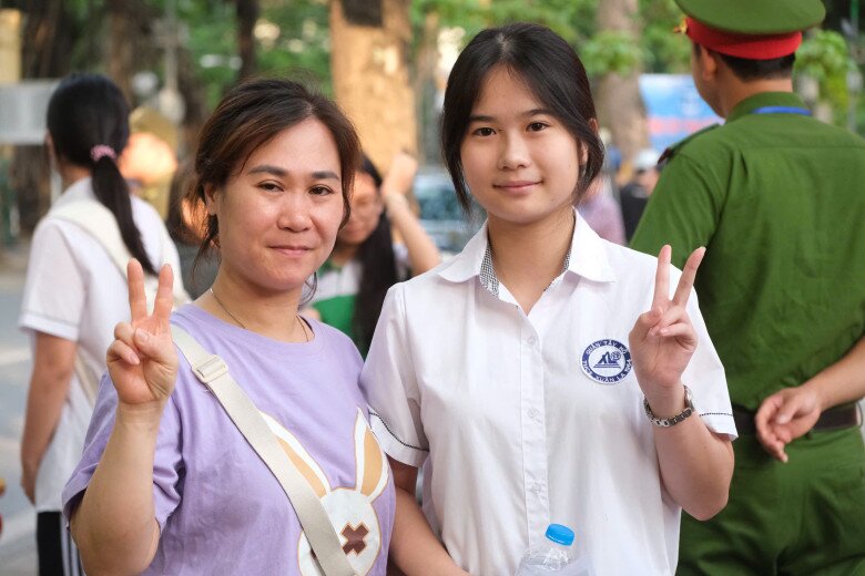 Tại điểm thi Trường THPT Phan Đình Phùng (Hà Nội), các sĩ tử có mặt từ sớm để ổn định tâm lý cho buổi thi quan trọng của tuổi học trò