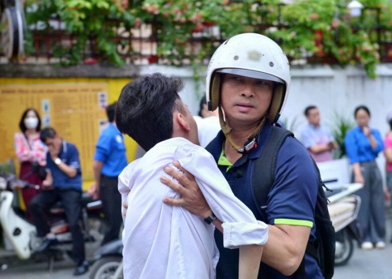 Trong hành trình đến trường, anh Đinh Thanh Lâm luôn là đôi chân của con. Ảnh: Đình Huy