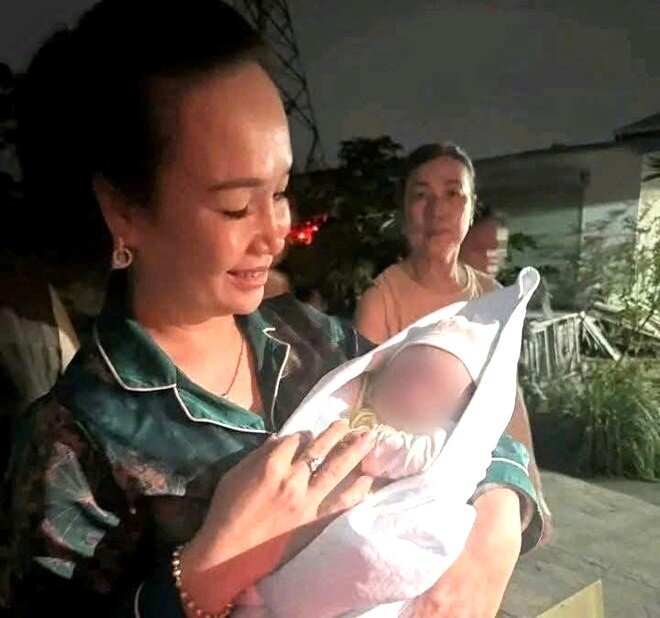 Bé trai sơ sinh được người dân phát hiện trước cổng nhà lúc rạng sáng. Ảnh: UBND phường Thiên Hương.