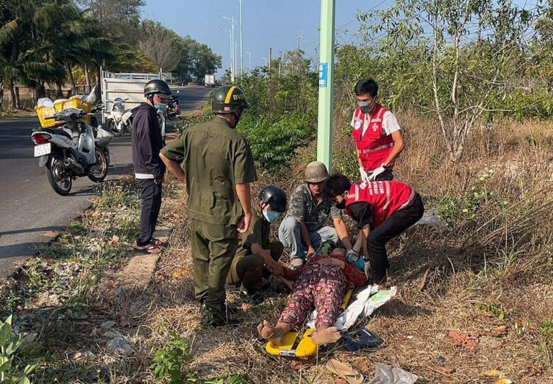 Lực lượng công an hỗ trợ sơ cứu và cùng đội cứu thương đưa bà H. đến cơ sở y tế. Ảnh: C.T