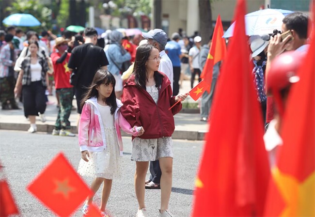 Sáng 30/4, tròn 51 năm Ngày Giải phóng miền Nam, thống nhất đất nước (30/4/1975-30/4/2026), đông đảo người dân đã đến khu vực trung tâm TPHCM tận hưởng kỳ nghỉ lễ 30/4 và 1/5. Ảnh: Ngô Tùng