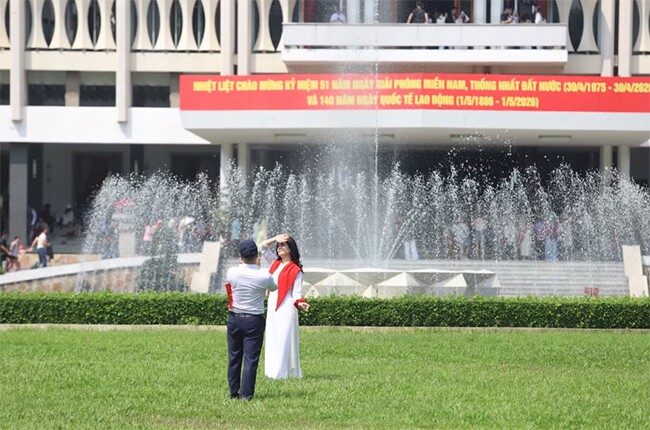 Bà con nhân dân, bạn trẻ check-in di tích Dinh Độc Lập.