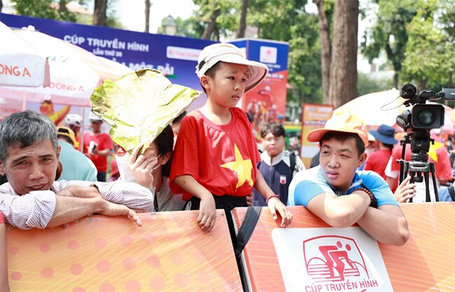 Hàng nghìn người háo hức tập trung tại đường Lê Duẩn để chờ đón đoàn đua xe đạp tranh Cúp Truyền hình HTV về đích sau chặng cuối.