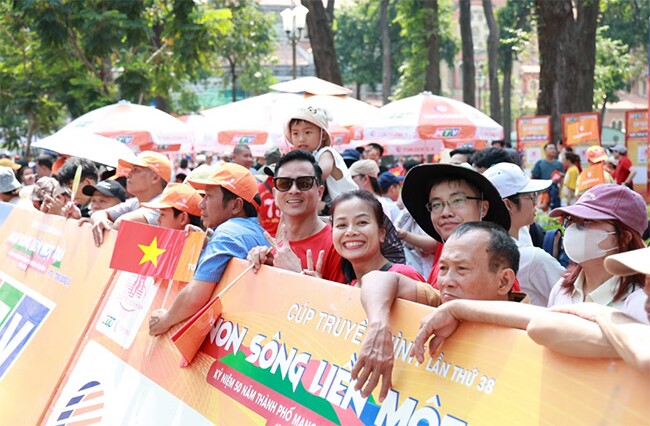Từ 8 giờ sáng, anh Lâm Đắc Thắng đã có mặt ở khu vực này với tâm thế háo hức chờ đón đoàn vận động viên về đích. Mười mấy năm rồi mình mới đi xem lại. Những năm trước, mình về quê, anh Thắng cho biết.