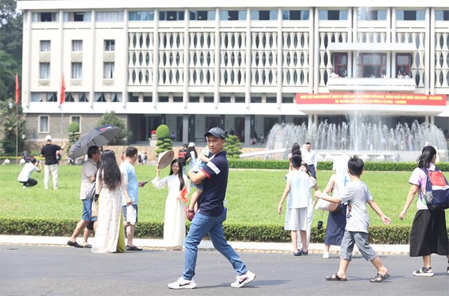 Một trong những tọa độ hot bậc nhất là Dinh Độc Lập (Hội trường Thống Nhất, phường Sài Gòn). Nhiều người dân và du khách tìm đến đây để chụp ảnh và tham quan các triển lãm và hiện vật trưng bày tại di tích lịch sử này.
