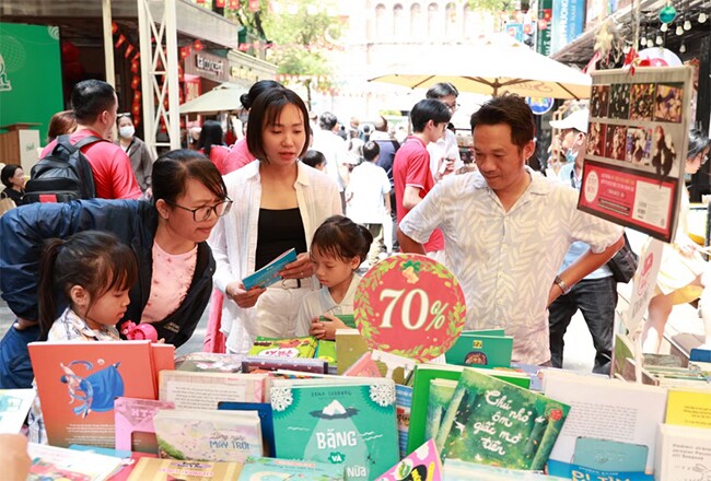 Nhiều người đến tham quan, trải nghiệm và mua sách ở Đường Sách TPHCM (đường Nguyễn Văn Bình).
