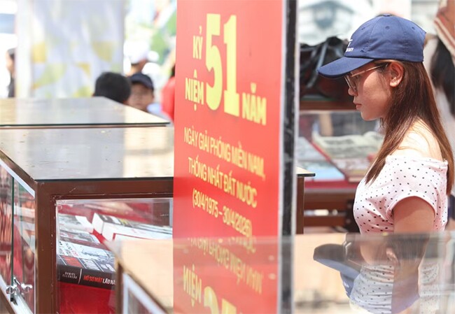 Nhân dịp kỷ niệm 51 năm Ngày Giải phóng miền Nam, thống nhất đất nước, Đường Sách Thành phố tổ chức không gian trưng bày sách chuyên đề 30/4, diễn ra từ 28/4-3/5. Không gian trưng bày, giới thiệu đến bạn đọc nhiều đầu sách giá trị về Đại thắng mùa Xuân 1975 và hành trình thống nhất đất nước; những nhân vật lịch sử tiêu biểu, các anh hùng dân tộc; sách về Chủ tịch Hồ Chí Minh - vị lãnh tụ kính yêu của dân tộc.