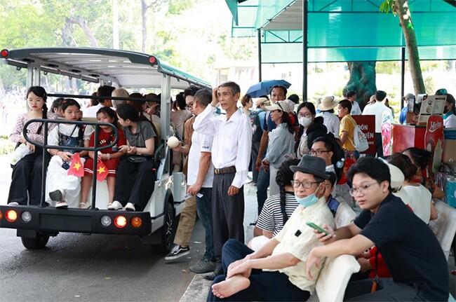 Người dân tham quan di tích lịch sử Dinh Độc Lập - nơi đúng 51 năm về trước đánh dấu sự toàn thắng của Chiến dịch Hồ Chí Minh, giải phóng miền Nam, thống nhất đất nước.