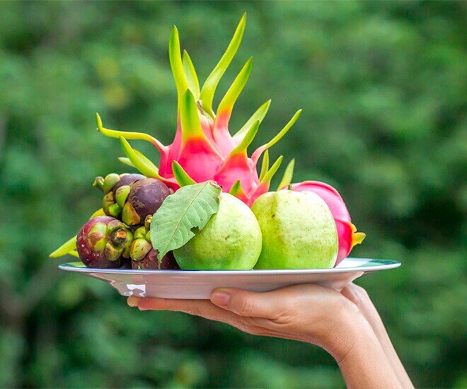 Nên dùng trái cây tươi, có hình thức đẹp mắt để thể hiện lòng thành kính và cầu mong một tháng mới thuận lợi, bình an.