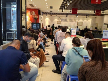 Giá vàng giảm sâu, người dân Hà Nội xếp hàng "bắt đáy", người bán vắng bóng