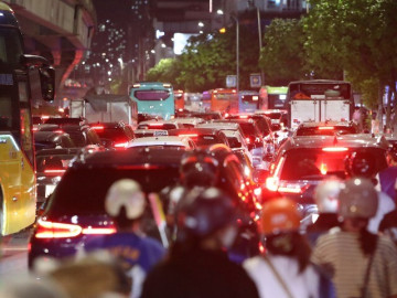 Nửa đêm, người dân về quê "né" tắc đường, cửa ngõ phía Nam Hà Nội kẹt cứng