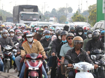 Dòng người từ TPHCM đổ xô đi nghỉ lễ 30-4, nhiều tuyến đường quá tải