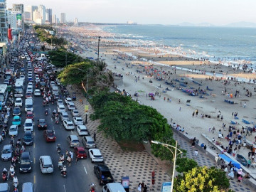 Biển Đà Nẵng, Vũng Tàu, Nha Trang chật cứng người, xe nhích từng mét trên đường