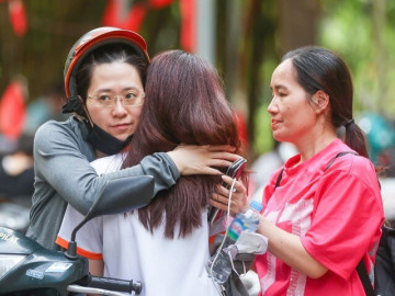 Con vào phòng thi lớp 10, mẹ vẫn thấp thỏm bên ngoài trông ngóng