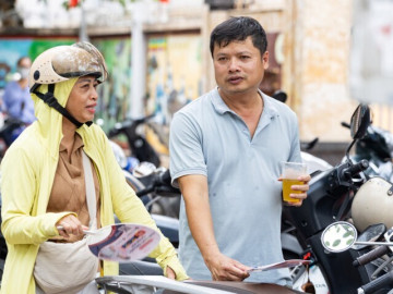 Nắng 40 độ C thiêu đốt, phụ huynh Hà Nội vẫn bám trụ chờ con thi lớp 10