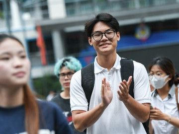 Sĩ tử rạng rỡ rời trường thi môn Toán vì làm bài như ý
