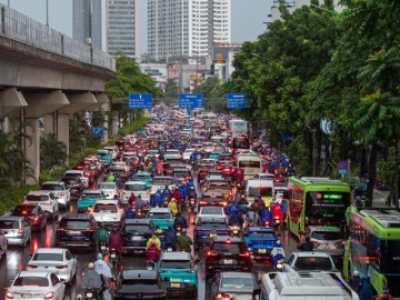 Hà Nội đón "mưa vàng" đúng giờ cao điểm, nhiều tuyến phố ùn tắc