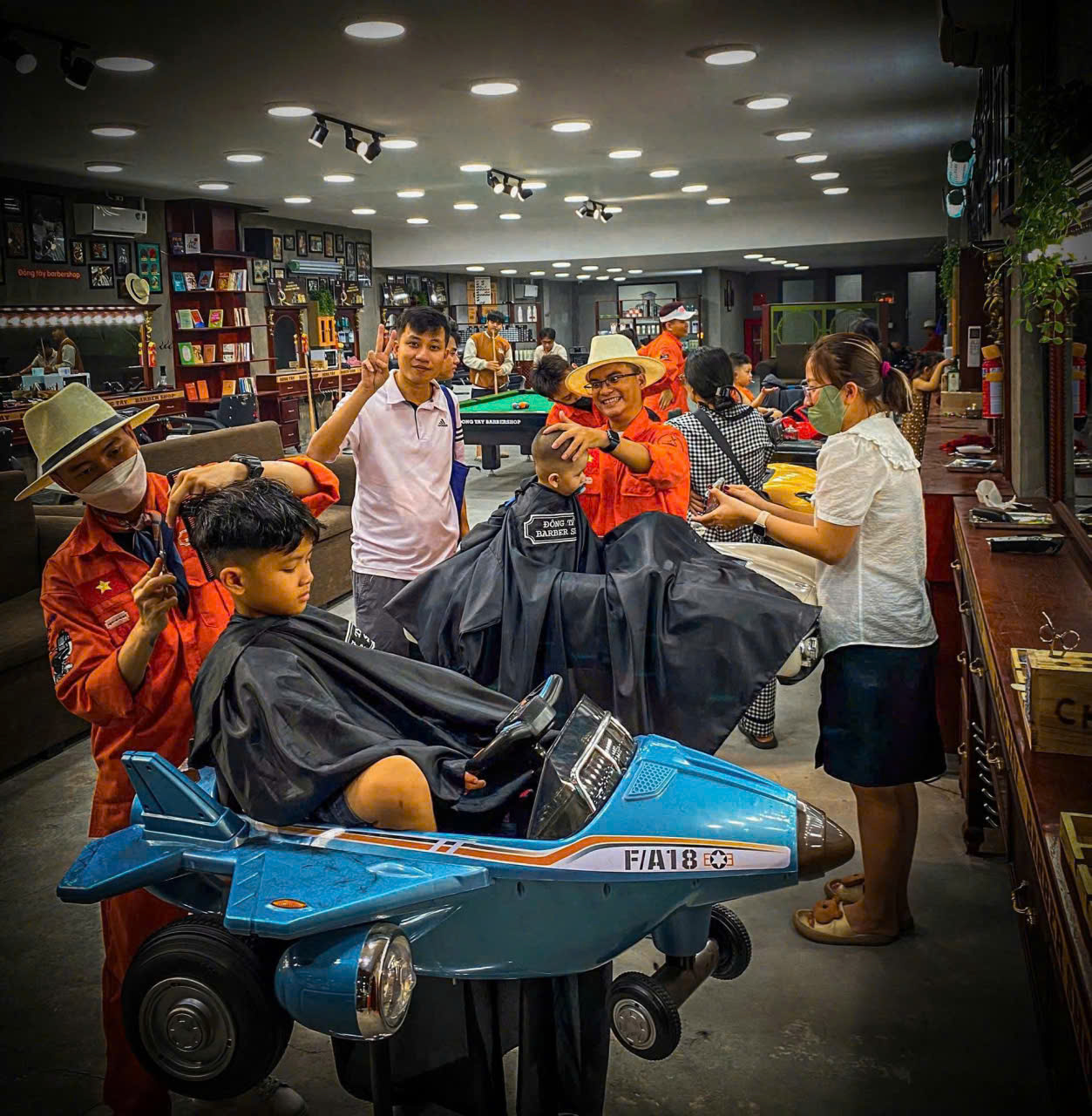Có những ông bố tranh thủ chụp cho con vài bức ảnh ngộ nghĩnh, những bà mẹ ngắm con chơi đùa rồi bất giác nhận ra con mình đã lớn lên từ lúc nào.