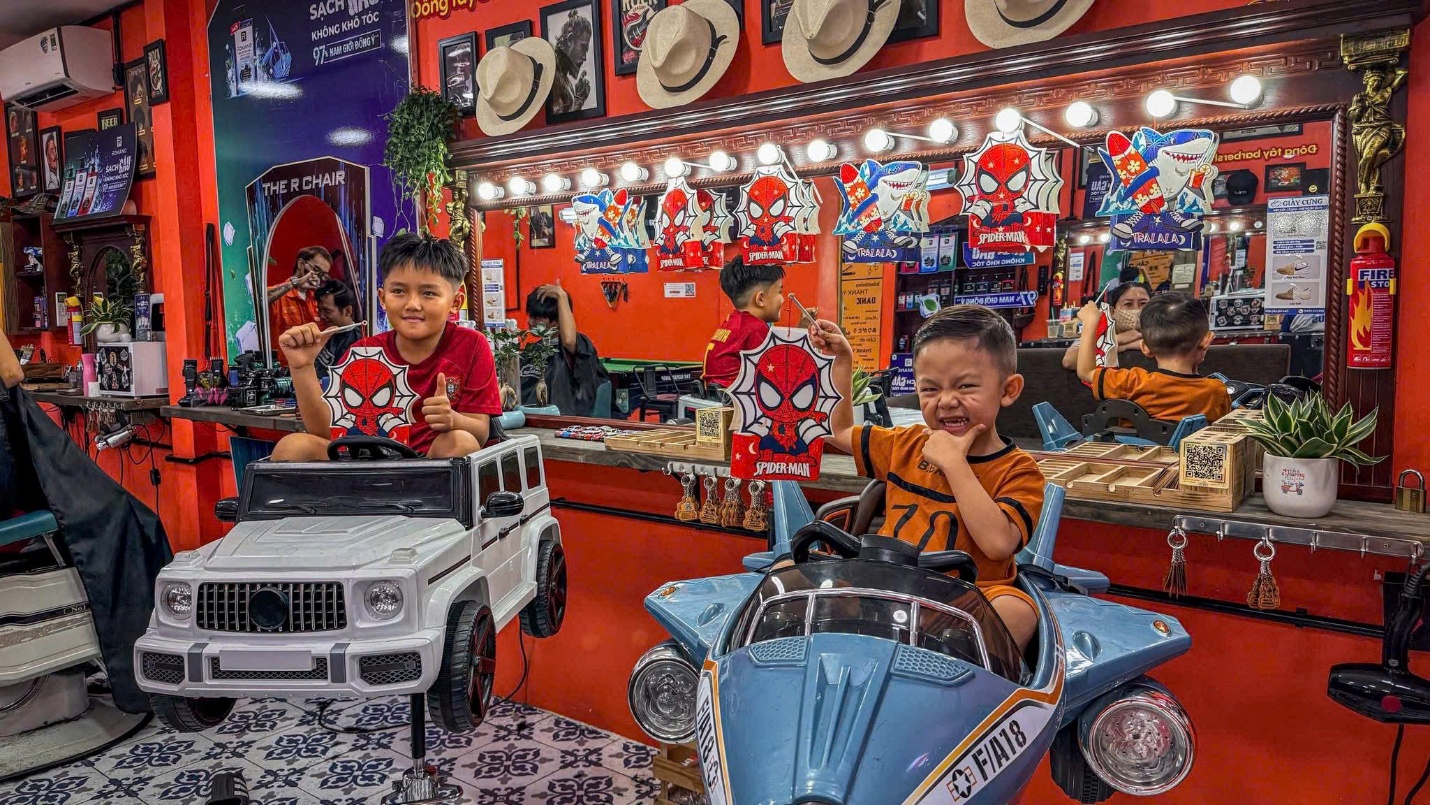 Tại Đông Tây Barbershop, bố mẹ luôn cảm thấy yên tâm khi biết con mình được đối xử bằng sự kiên nhẫn, tôn trọng và yêu thương.