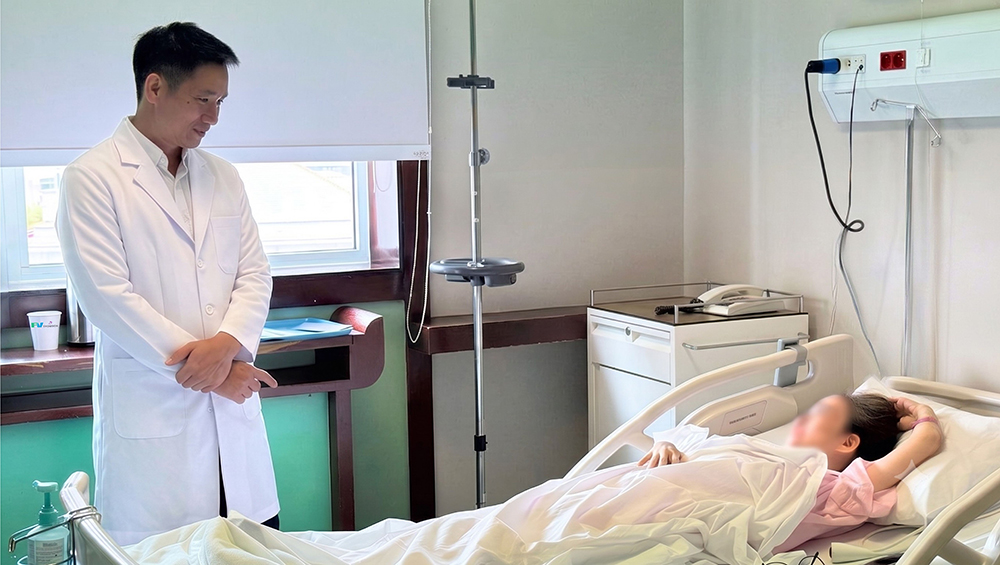 BS.CKII Nguyễn Viết Hải - Bệnh viện Đại học Y Dược TP.HCM đến thăm bệnh nhân sau phẫu thuật. Ảnh: FV
