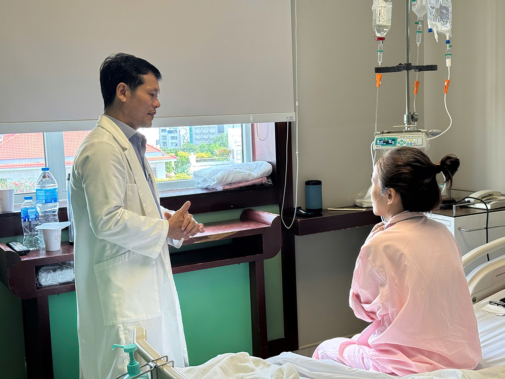 ThS.BS.CKII Phan Văn Thái, Trưởng khoa Ngoại tổng quát, Bệnh viện FV thăm khám hậu phẫu cho bệnh nhân. Ảnh: FV