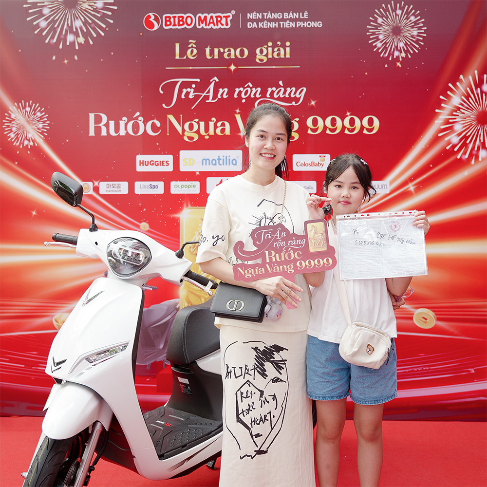 Hình ảnh khách hàng nhận thưởng tại chương trình