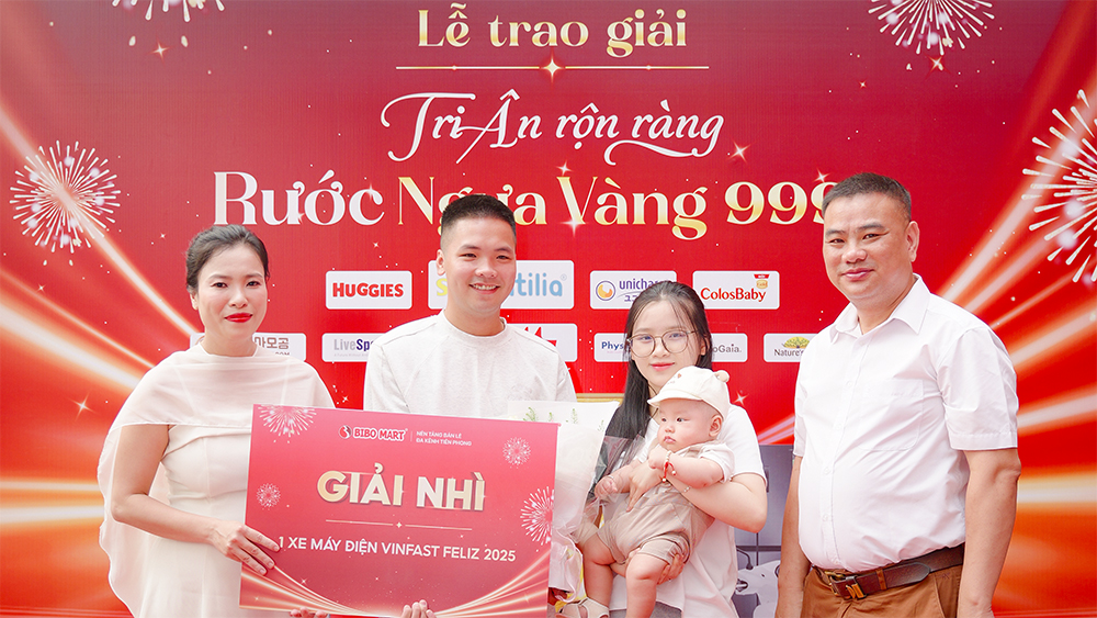 Hình ảnh khách hàng nhận thưởng tại chương trình
