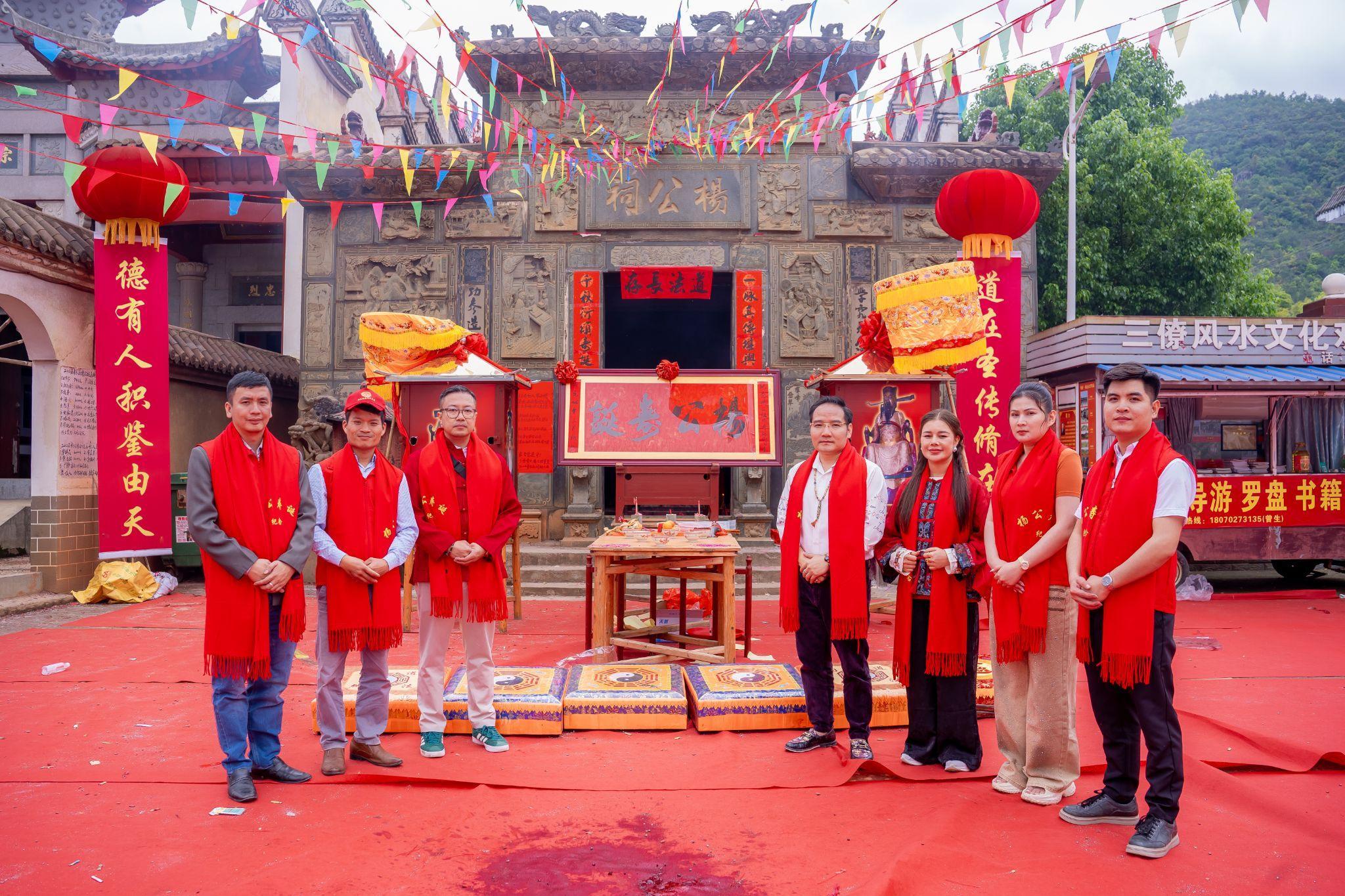 Đoàn Phùng Gia tại nhà thờ Dương Công