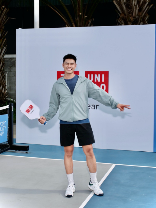 Huy Siêu Phàm khoe trọn visual trên sân Pickleball khi diện Áo Parka Chống Tia UV Bỏ Túi phối cùng quần short thể thao siêu co giãn.